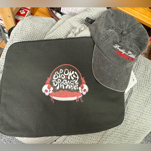 Pretty Little Liars Laptop Bag & Hat - Picture 2 of 4